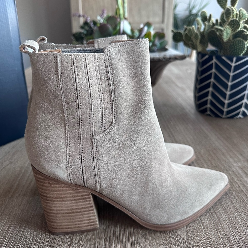 Marc Fisher Oshay Bootie Suede Block Heel Western Pointed Toe Light Grey 10 NWB - Picture 1 of 10